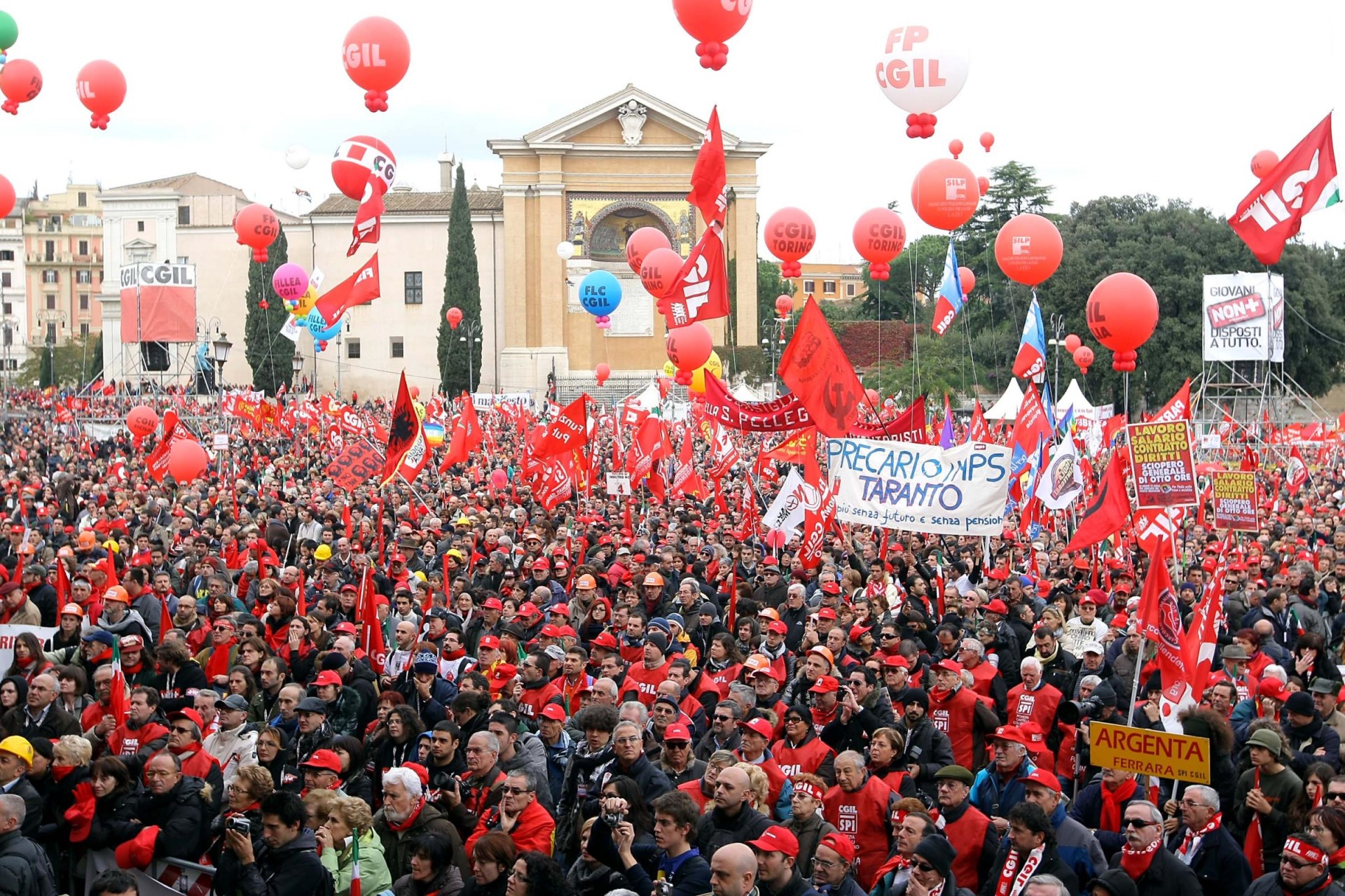 Arezzo Cgil Cisl e Uil in piazza per il lavoro. Le partenze dei